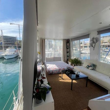 Light Bedroom In A Home Boat Barcelona Eksteriør billede