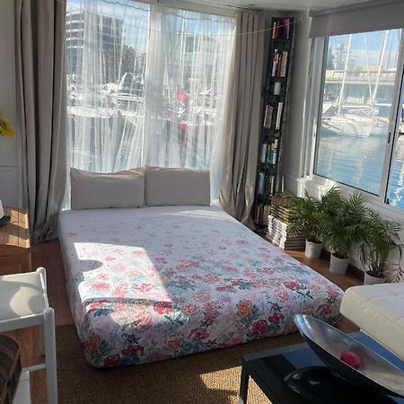 Light Bedroom In A Home Boat Barcelona Eksteriør billede