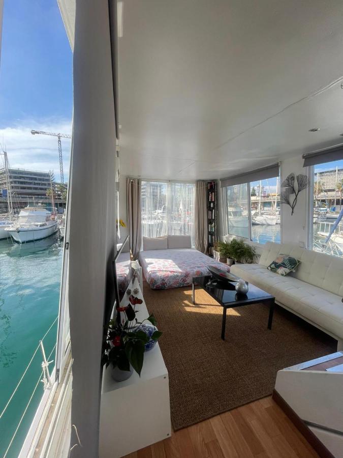 Light Bedroom In A Home Boat Barcelona Eksteriør billede