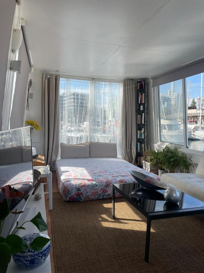 Light Bedroom In A Home Boat Barcelona Eksteriør billede