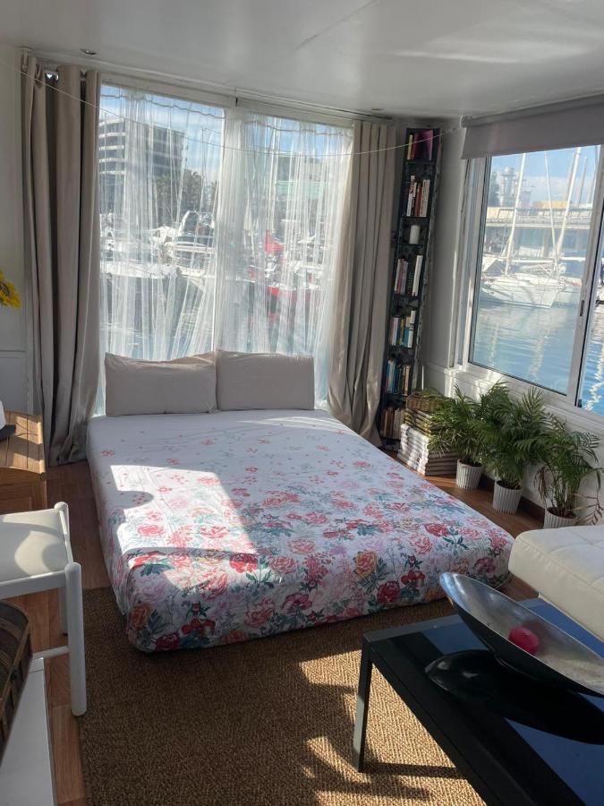 Light Bedroom In A Home Boat Barcelona Eksteriør billede