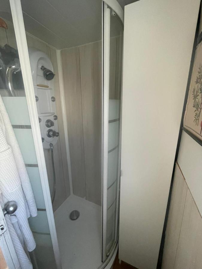 Light Bedroom In A Home Boat Barcelona Eksteriør billede